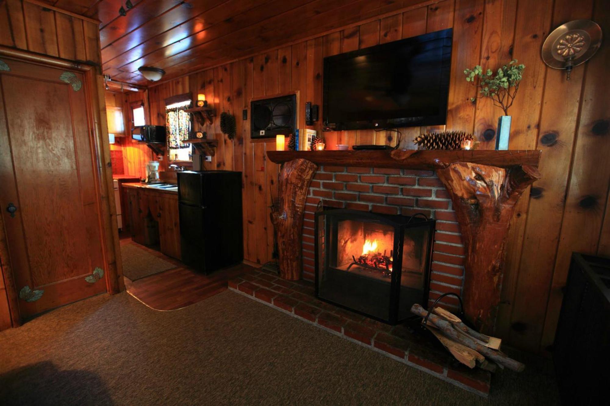Sleepy Hollow Cabins & Hotel Crestline ภายนอก รูปภาพ