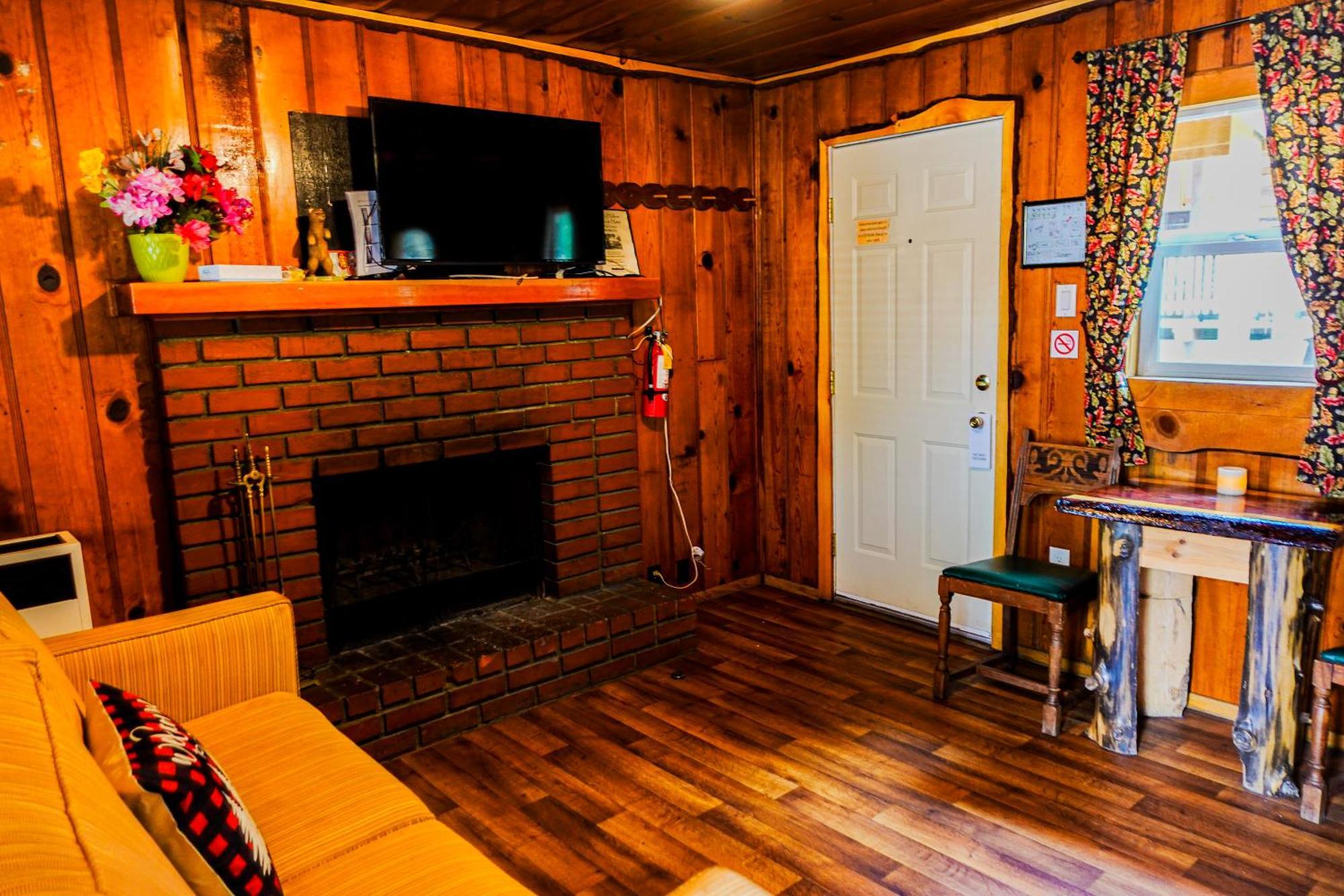 Sleepy Hollow Cabins & Hotel Crestline ภายนอก รูปภาพ