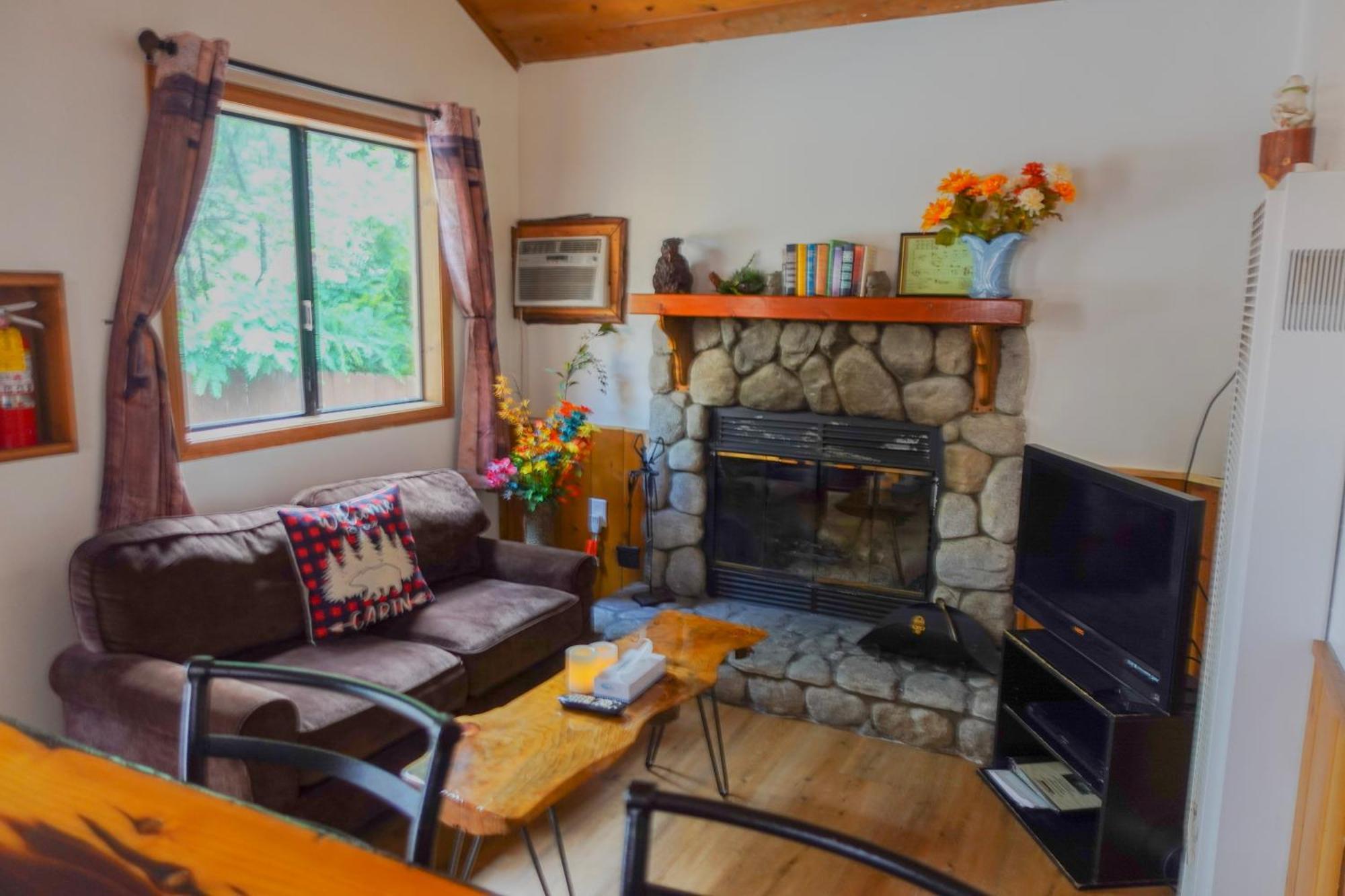 Sleepy Hollow Cabins & Hotel Crestline ภายนอก รูปภาพ