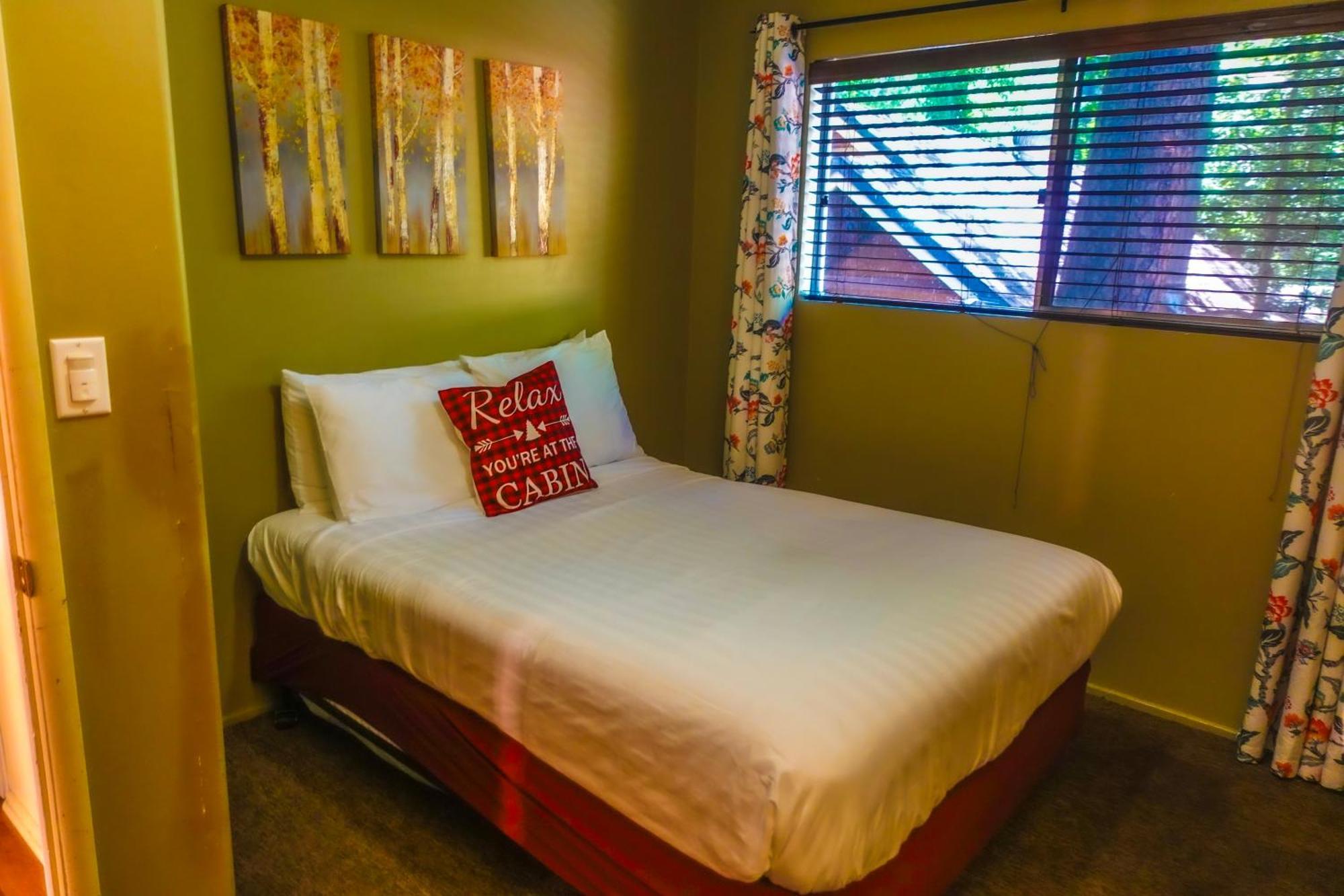Sleepy Hollow Cabins & Hotel Crestline ภายนอก รูปภาพ