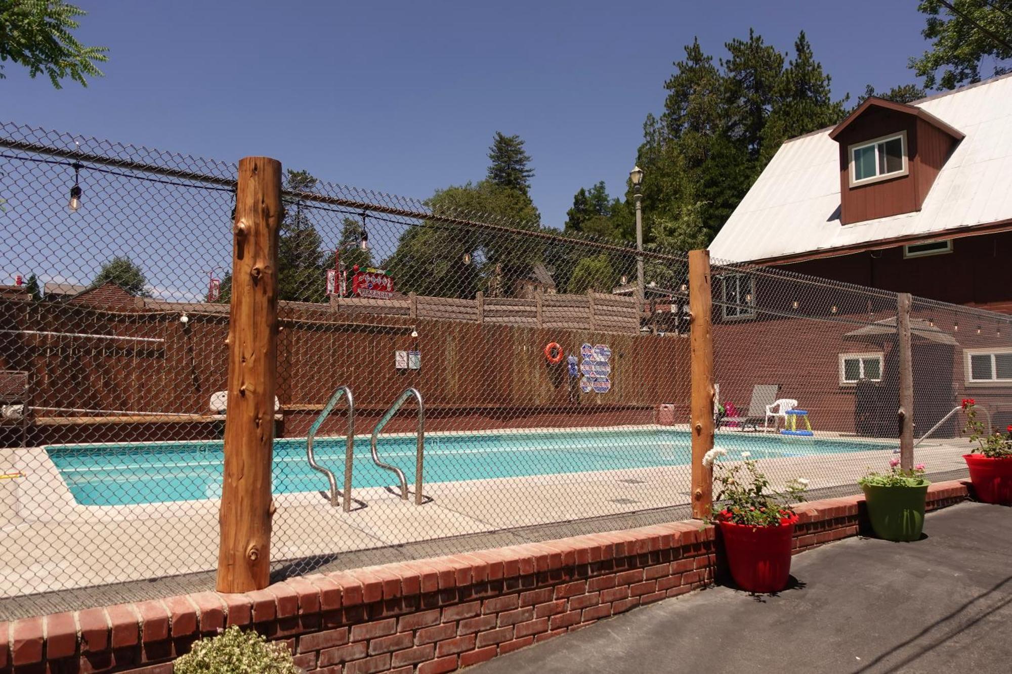Sleepy Hollow Cabins & Hotel Crestline ภายนอก รูปภาพ